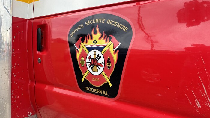 L'insigne des pompiers de Roberval sur un camion.