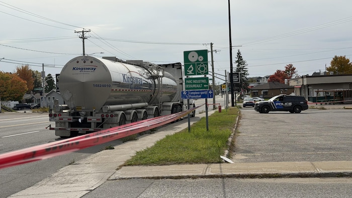Le camion-citerne à l'arrêt sur le boulevard Thibeau.