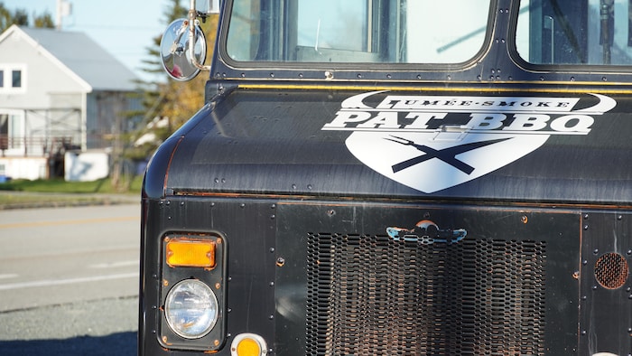 Gros plan sur la carrosserie avant du camion de rue de Pat BBQ.