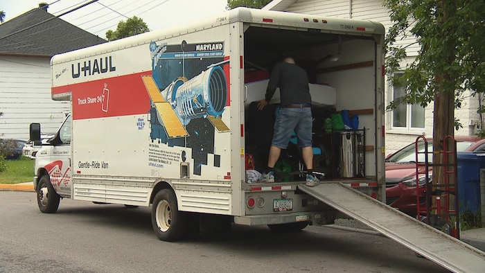Un homme dans un camion de déménagement.