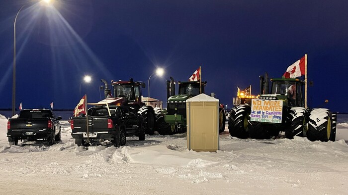 Quelques engins agricoles bloquent les voies de l'autoroute 75 le 16 février au Manitoba