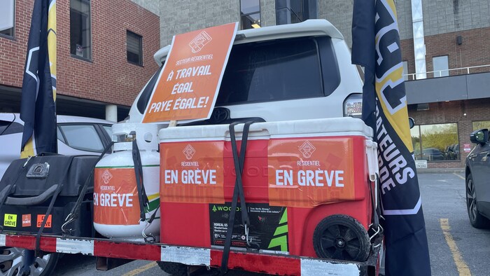 Un camion arborant des collants « en grève ».