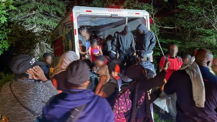 Un camion avec 44 personnes.