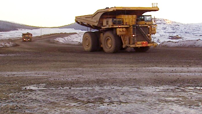 Des camions acheminent le minerai de fer vers l'usine de traitement de Labrador City