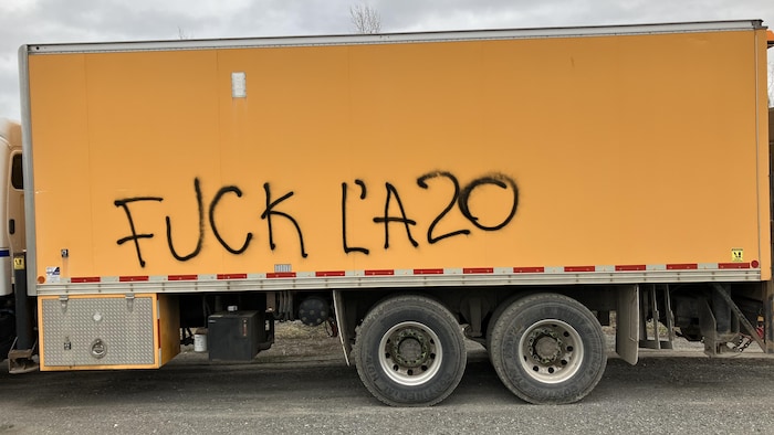 Le camion du ministère des Transports, vandalisé.