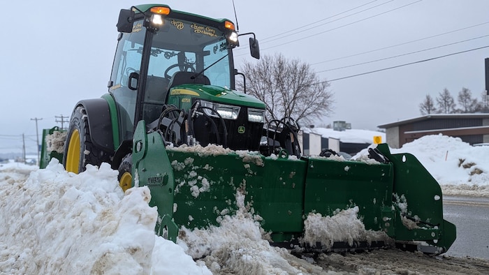 Un tracteur de déneigement sur la route.