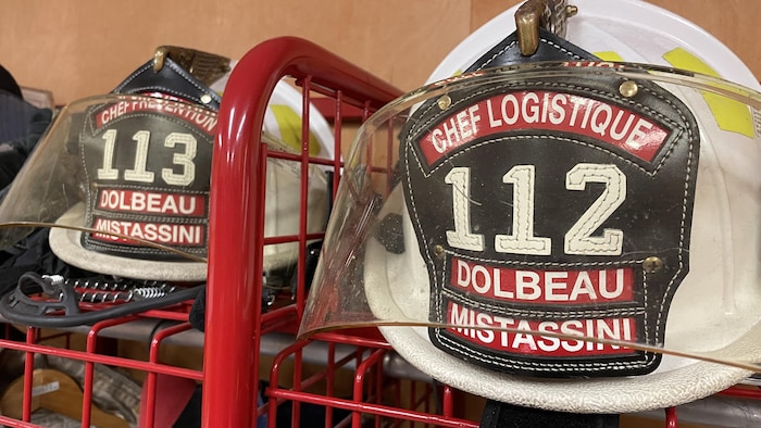 Des casques de pompier.