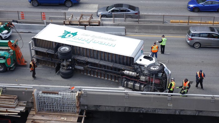 Un camion de forain se renverse : les auto-tamponneuses envahissent la route