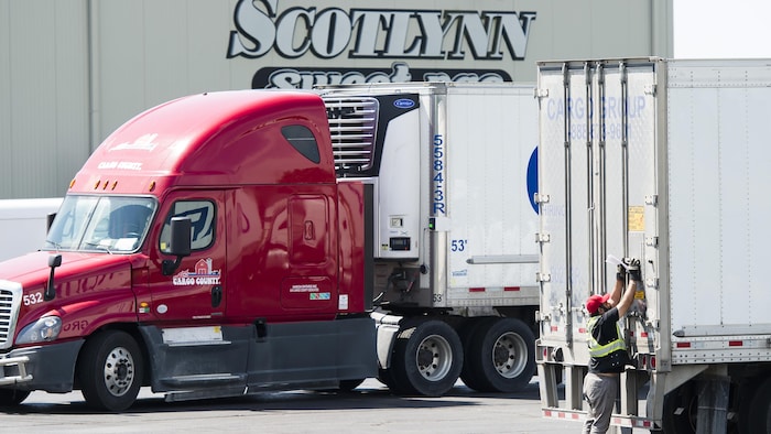 Un camion de transport alimentaire devant une usine du groupe Scotlynn, en Ontario.