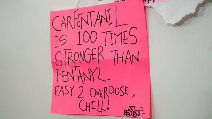 Un post-it sur lequel est écrit que le carfentanil est 100 fois plus fort que le fentanyl.