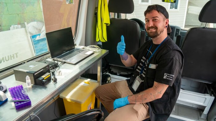 Un agent de santé dans son bureau de travail.