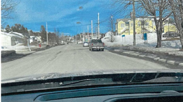 Camionnette circulant dans une rue.