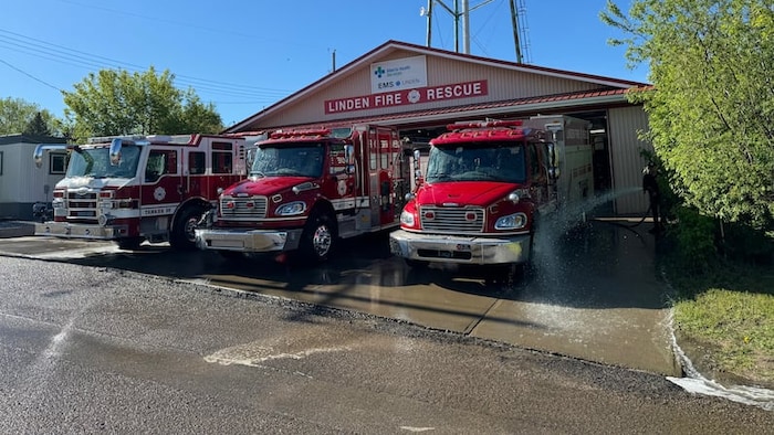 Trois camions de pompiers.