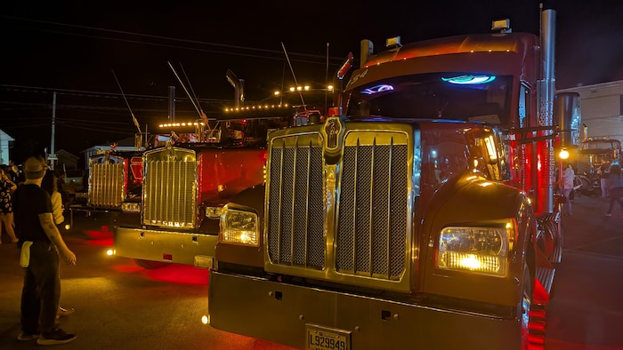 Des camions éclairés pour l'exposition de camions.