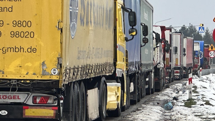 Linie ciężarówek na granicy polsko-ukraińskiej.