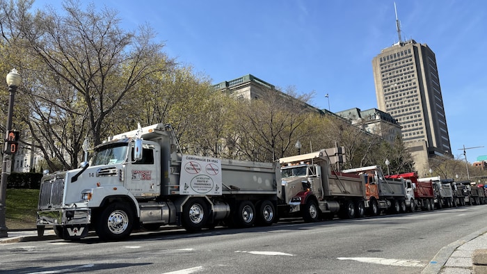 Une dizaine de camions stationnés en bordure du boulevard René-Lévesque mercredi matin à deux pas de l'édifice de l'Assemblée nationale.