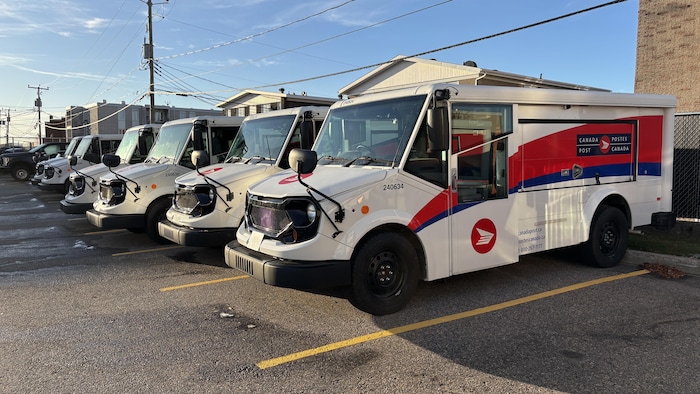Des camions de Postes Canada.
