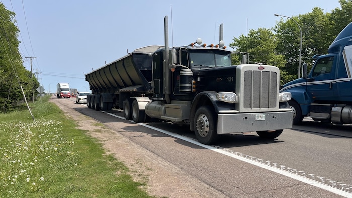 Des camions se croisent sur une route.