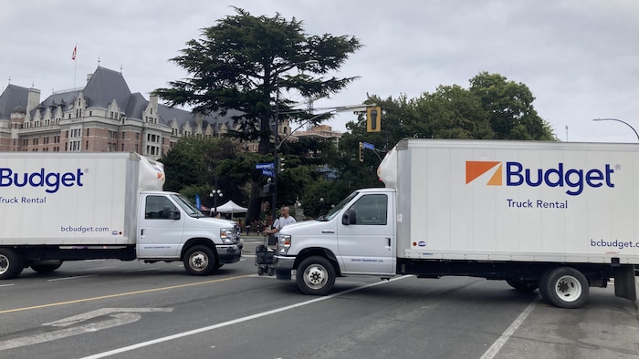 Des camions bloquent une route.