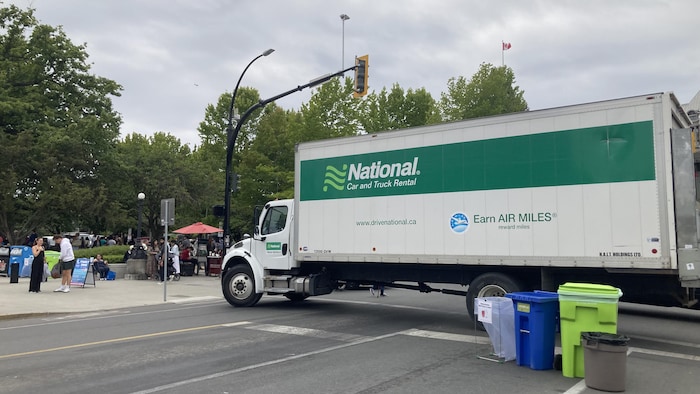 Un camion bloque une route.