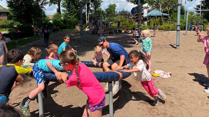 Des enfants qui s'amusent dans un parc. 