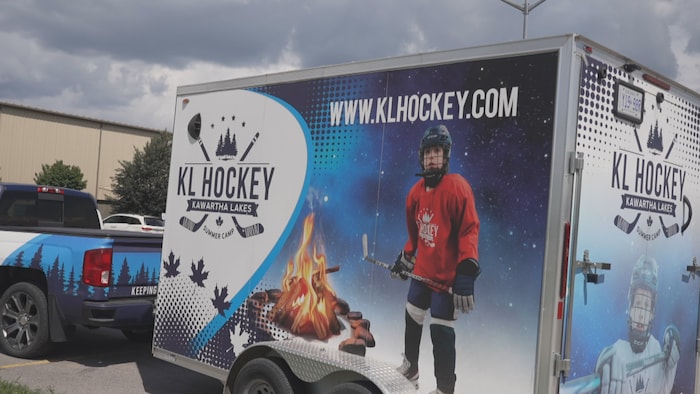Un camion avec le logo de KL Hockey.