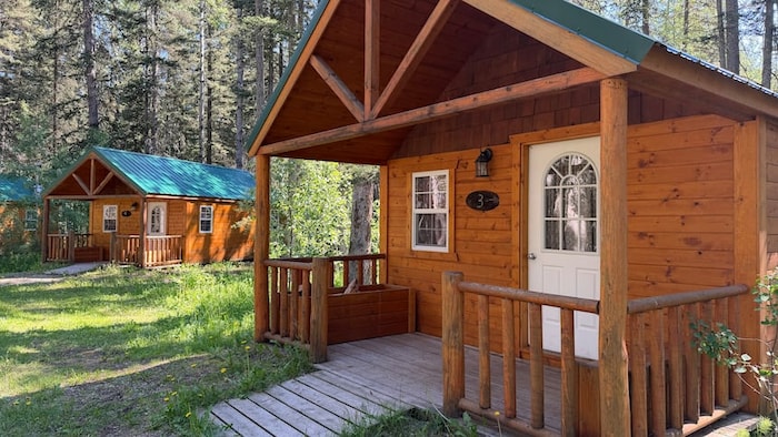 Un chalet en bois dans un camp d'été.