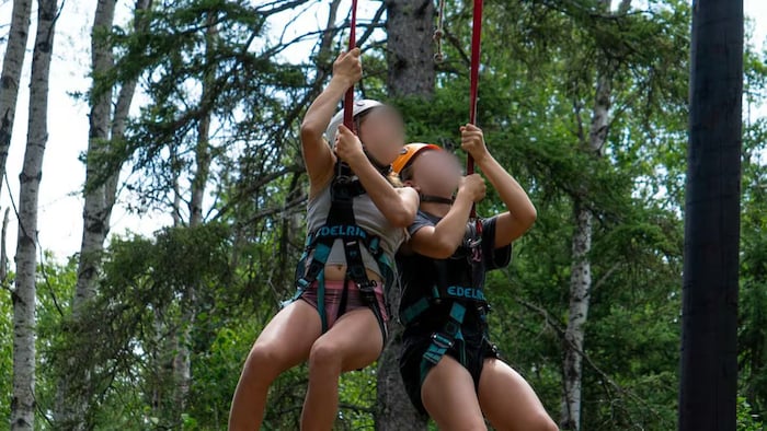 Deux enfants qui font de la tyrolienne.