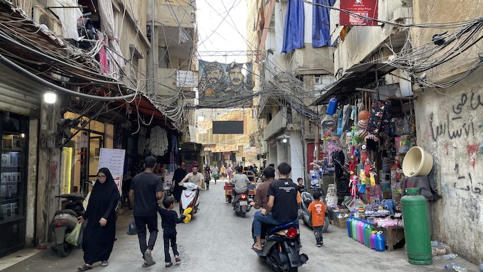 Des passants dans une ruelle du camp de réfugiés palestiniens de Burj Al-Barajneh, au Liban. 