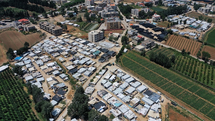 لقطة من الجو لمخيّم للاجئين السوريين في محيط مدينة قبّ الياس في شرق لبنان (أرشيف).