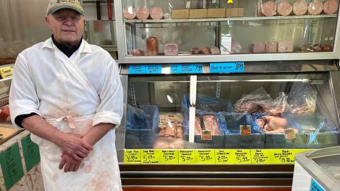 Ron Fellinger dans son commerce Fellinger & Son's Meats, à Regina, en septembre 2026.