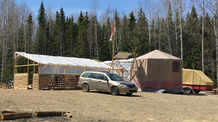 Installations du campement situé près des chemins forestiers qui mènent aux puits Galt no 4 et Galt no 5 de Junex