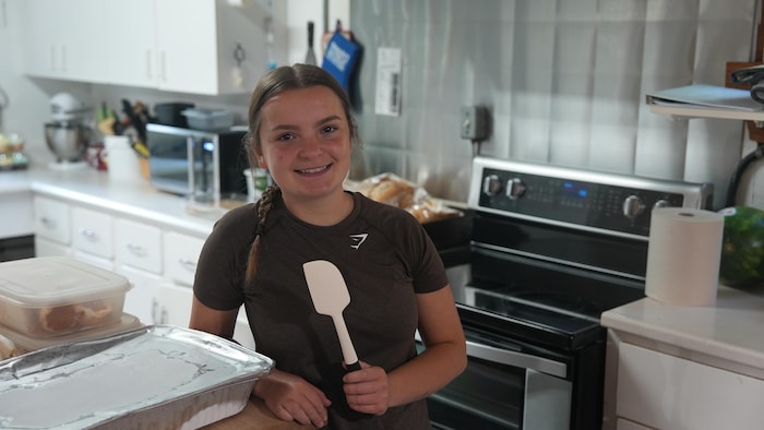 Une jeune femme en cuisine.