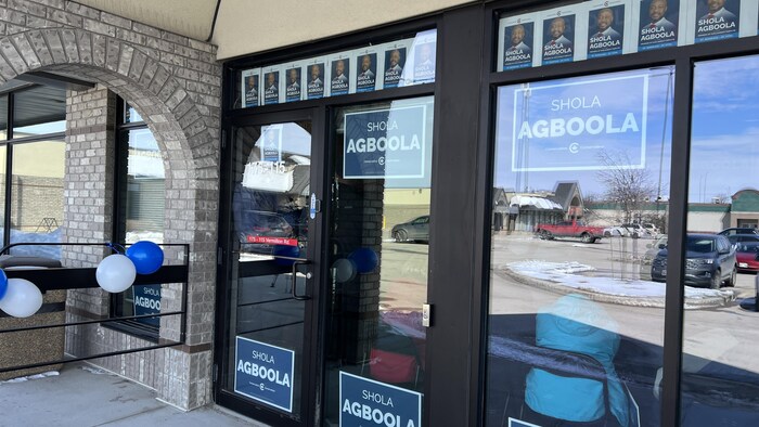 Le bureau de campagne de Shola Agboola, le 30 mars 2025.