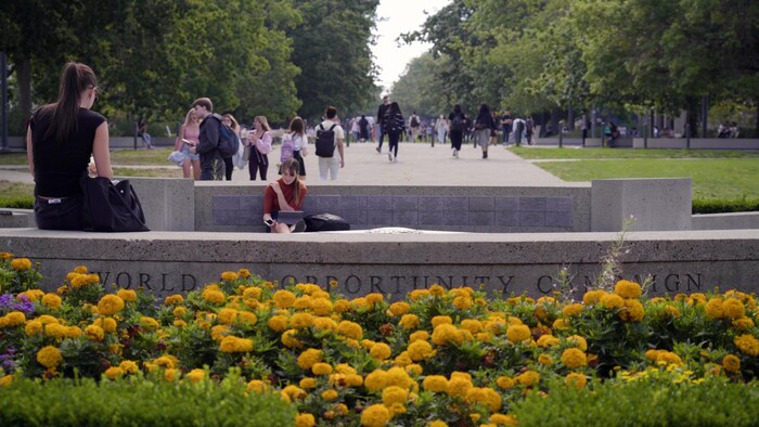 Deux femmes sont assises dans un parc sur le campus de UBC.
