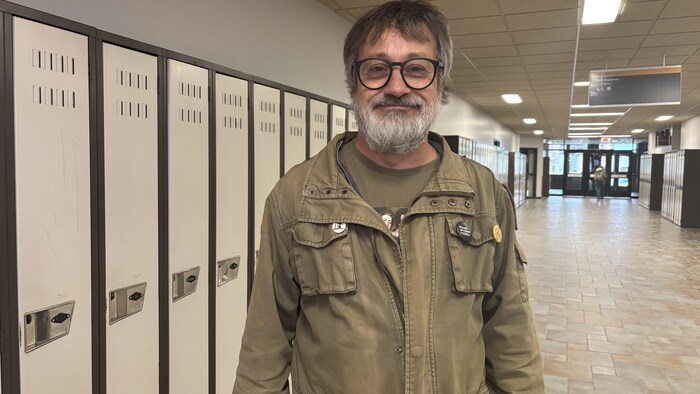 Pierre Turcotte pose dans un corridor.
