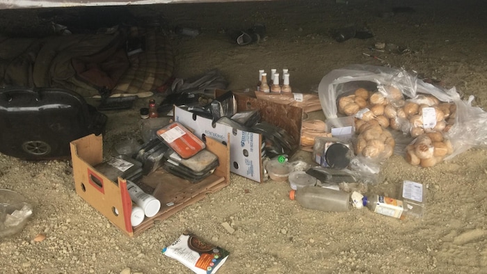 Un campement abandoné avec de la nourriture.
