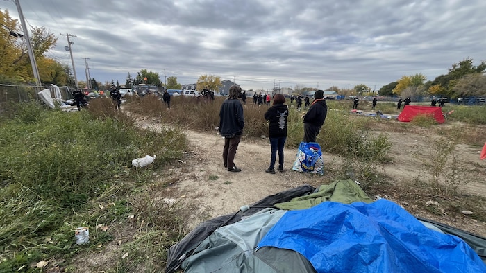 La police de la Ville des Ponts intervient pour aider à démanteler un campement comptant des dizaines de tentes, situé à l’angle de la 20e Rue et de l’avenue K, le jeudi 8 octobre 2026 à Saskatoon.