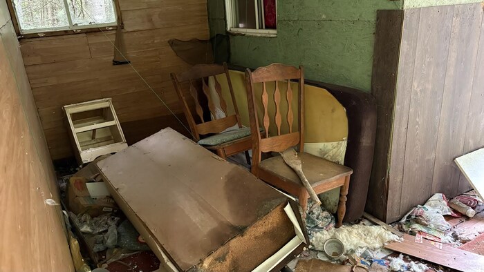 L'intérieur d'un campement abandonné.