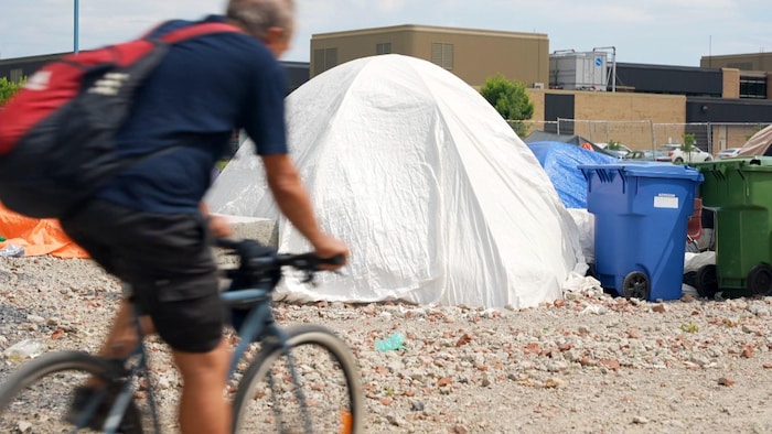 Cycliste au campement Guertin.