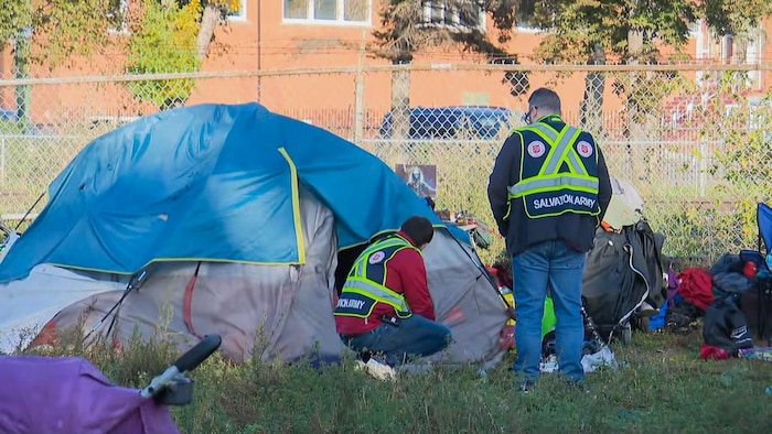 Des employés de l'Armée du Salut dans le campement de sans-abri situé 1202, 20e Rue Ouest, à Saskatoon, le 24 septembre 2026.