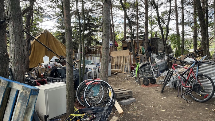 Un campement de personnes en situation d'itinérance.