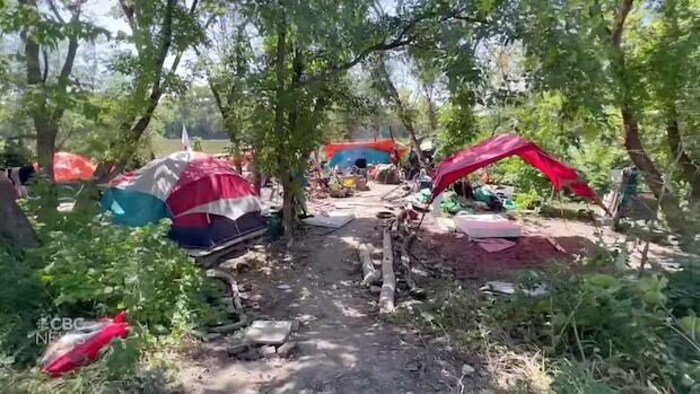 Un campement de sans-abri est au bord de la rivière Rouge.
