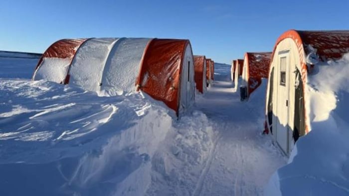 Près d'une dizaine de tentes sont couvertes de neige.