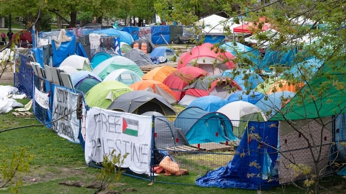 Le campement de protestation propalestinien sur le field de l'Université McGill.
