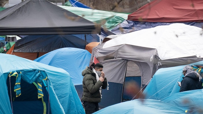 Des manifestants qui sont sur le campement le matin du 1er mai. 

