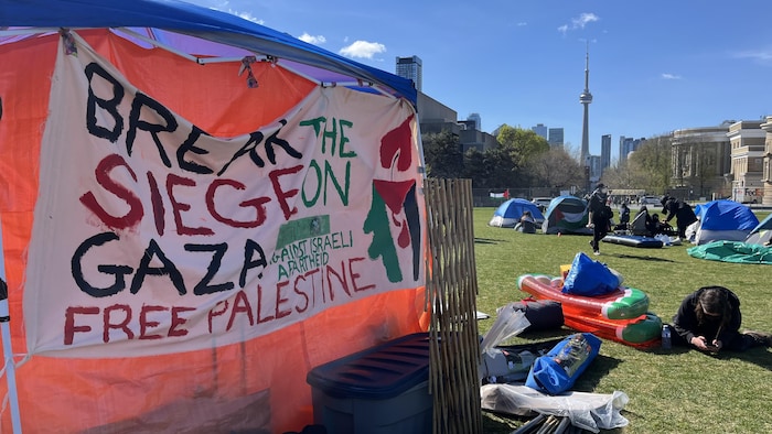 مطالبة برفع الحصار عن قطاع غزة في مخيم الدعم لفلسطين في حرم جامعة تورونتو.