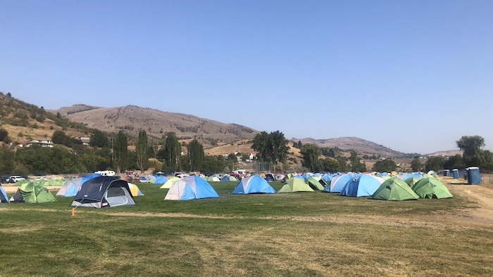 Des tentes sont installées sur un terrain dans l'Okanagan.
