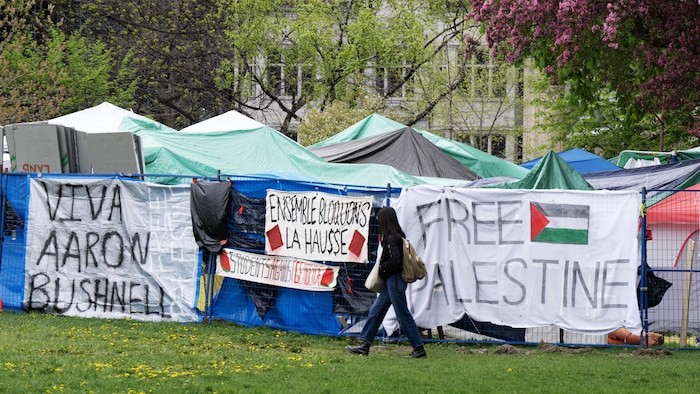 Une personne marche à côté du campement.