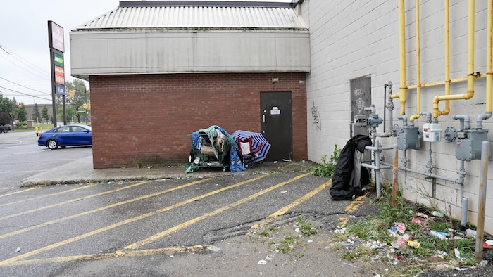 Un campement derrière une chaîne de restauration rapide de Timmins. 